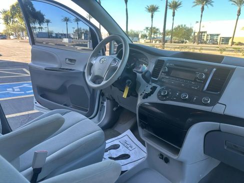 Used 2013 Toyota Sienna L image 20