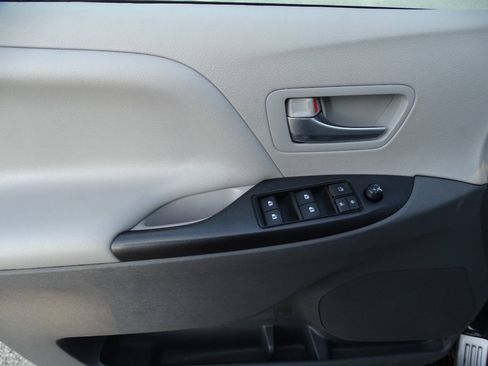 Used 2018 Toyota Sienna LE AWD image 13