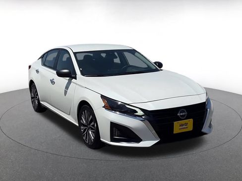 Used 2025 Nissan Altima 2.5 SV FWD image 3