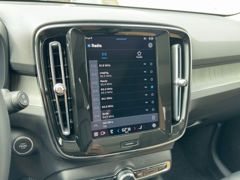 Certified 2025 Volvo XC40 B5 Plus image 28