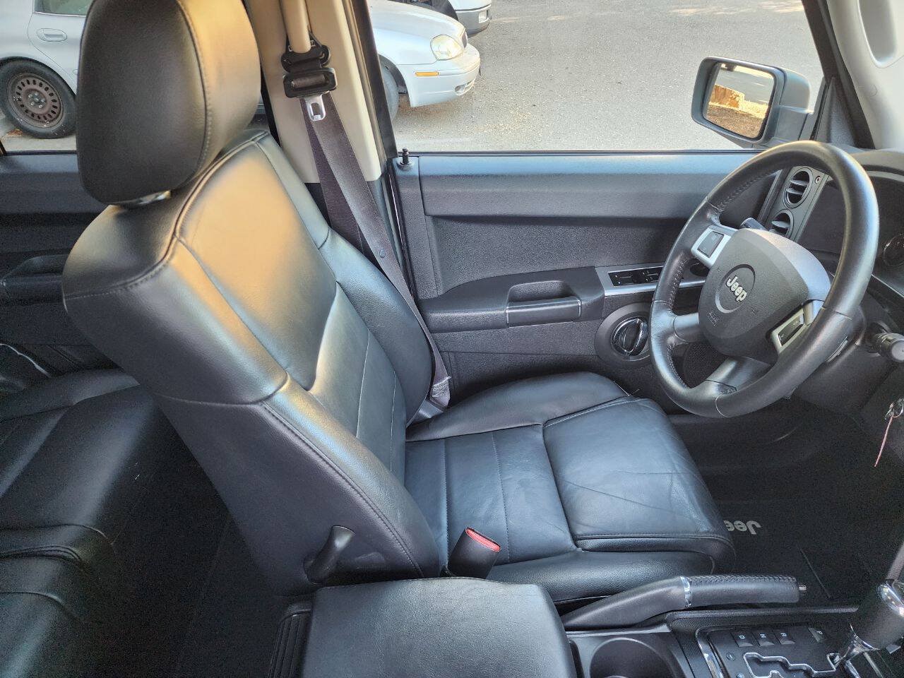 Used 2010 Jeep Commander Sport w/ Sun/Sound Group RWD image 15