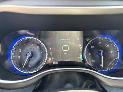 Used 2025 Chrysler Pacifica Select FWD image 9