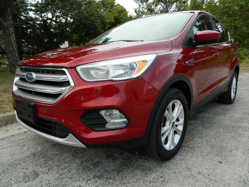 Used 2017 Ford Escape SE image 1