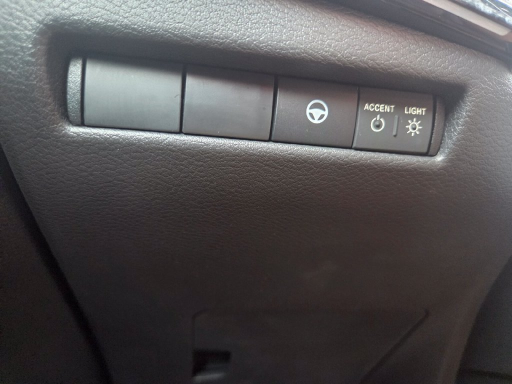 Used 2025 Nissan Kicks SR w/ Illumination Package AWD/4WD image 12