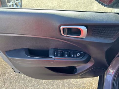 Used 2021 Hyundai Venue SEL image 15