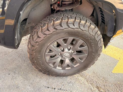 Used 2020 Toyota Tacoma SR5 AWD/4WD image 12