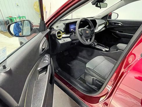 Used 2025 Chevrolet Trax LT FWD image 17