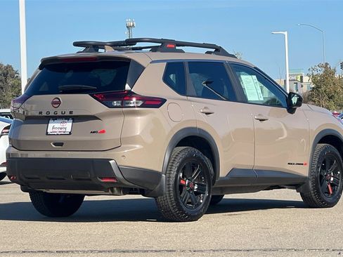 Used 2025 Nissan Rogue SV image 5