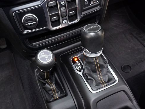 Used 2023 Jeep Gladiator Overland AWD/4WD image 16