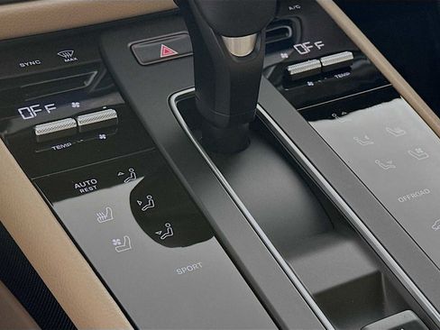 Certified 2025 Porsche Macan image 22