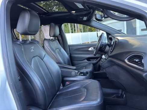 Used 2020 Chrysler Pacifica Touring-L image 18