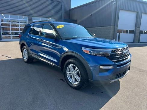 Used 2022 Ford Explorer XLT w/ Equipment Group 202A image 3