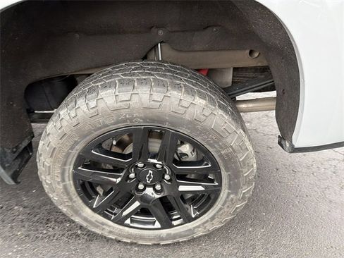Used 2024 Chevrolet Silverado 1500 LT Trail Boss w/ Convenience Package II image 9