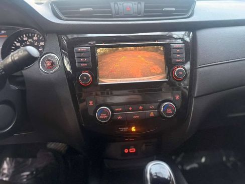 Used 2018 Nissan Rogue SV image 17