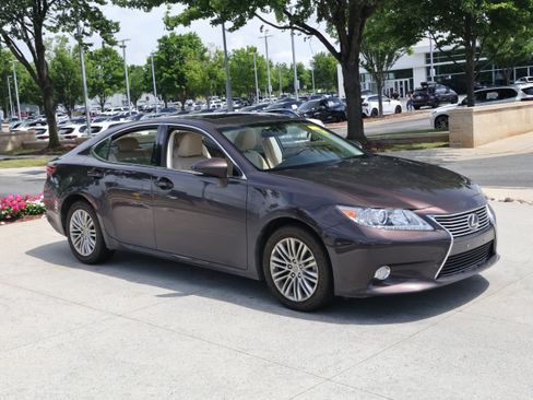 Used 2013 Lexus ES 350 w/ Luxury Pkg FWD image 2