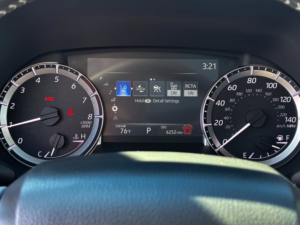Used 2025 Toyota Highlander XLE AWD/4WD image 32