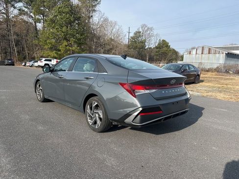 Used 2025 Hyundai Elantra SEL image 3