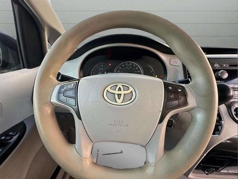 Used 2014 Toyota Sienna LE image 19