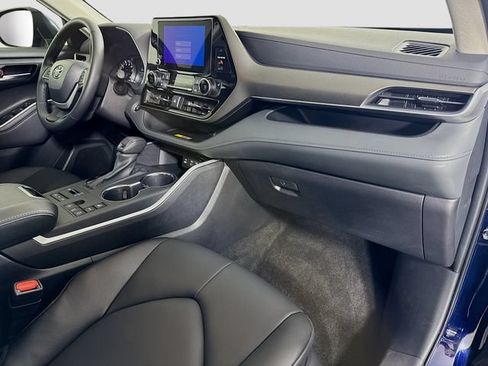 Used 2025 Toyota Highlander XLE AWD/4WD image 31