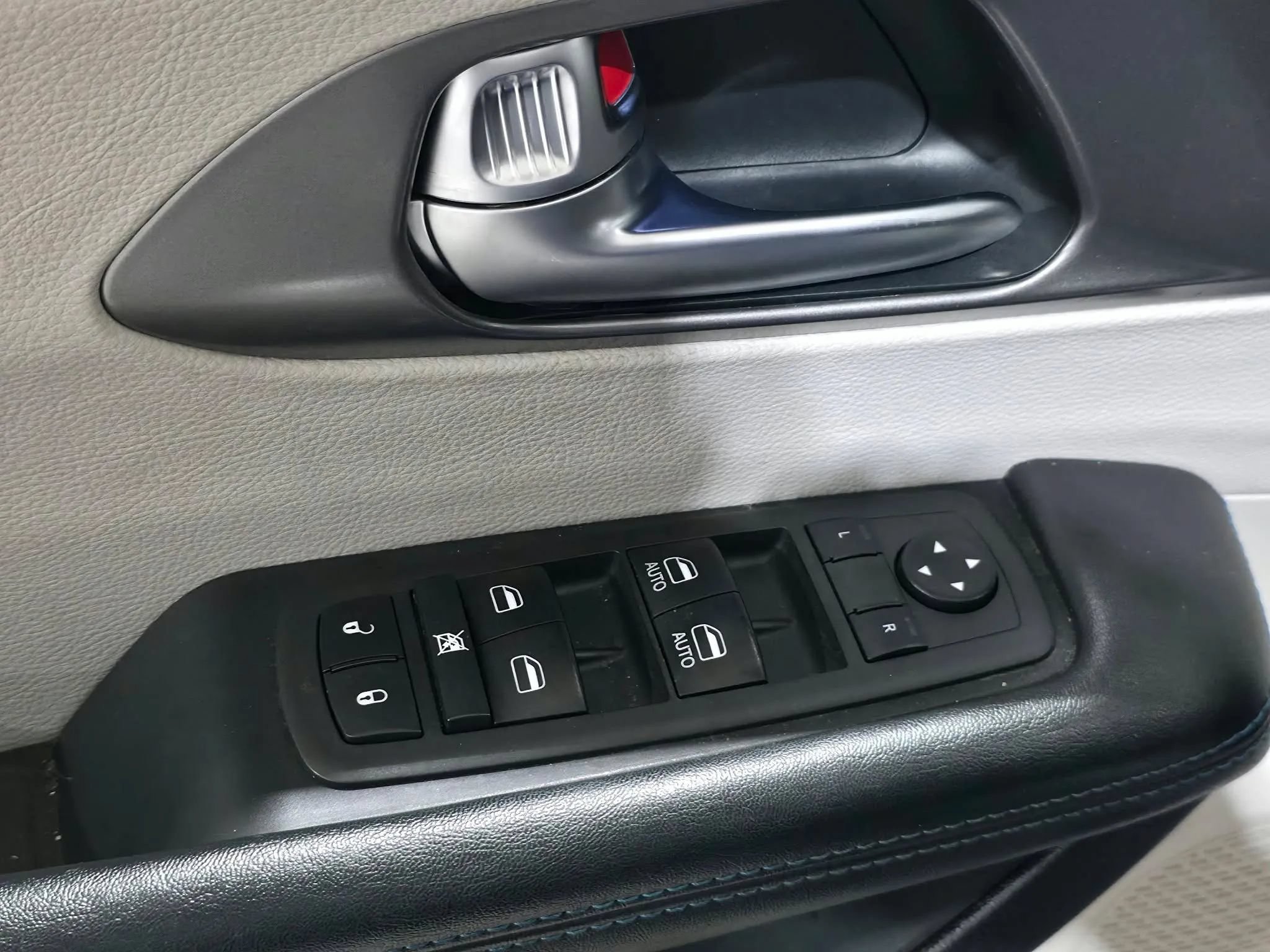 Used 2021 Chrysler Pacifica Touring w/ Cold Weather Group FWD image 28