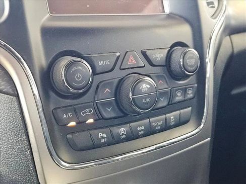 Used 2018 Jeep Grand Cherokee Laredo image 12