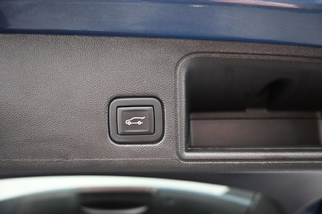 Used 2024 GMC Terrain SLT AWD/4WD image 12