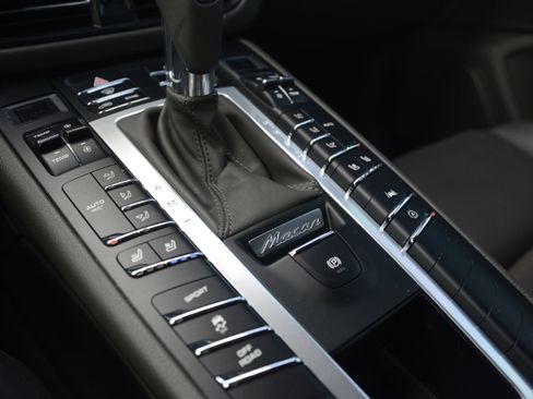 Certified 2021 Porsche Macan AWD/4WD image 24