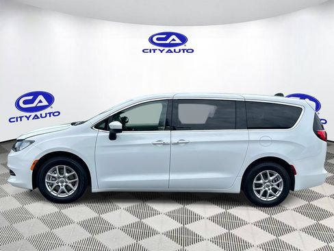 Used 2022 Chrysler Voyager LX FWD image 7