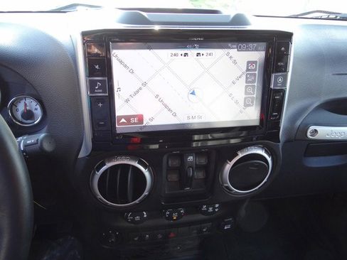 Used 2015 Jeep Wrangler Unlimited Rubicon w/ Connectivity Group image 14