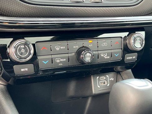 New 2026 Jeep Compass Latitude w/ Sun and Sound Group AWD/4WD image 20