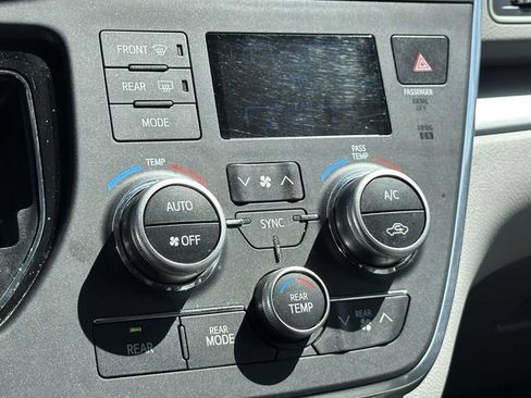 Used 2015 Toyota Sienna LE FWD image 22