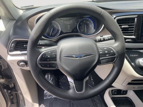 Used 2017 Chrysler Pacifica Touring FWD image 13