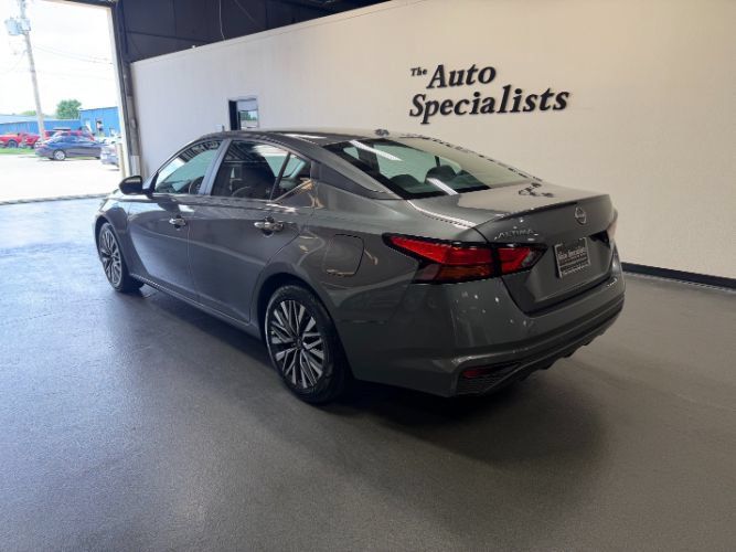 Used 2025 Nissan Altima 2.5 SV FWD image 2