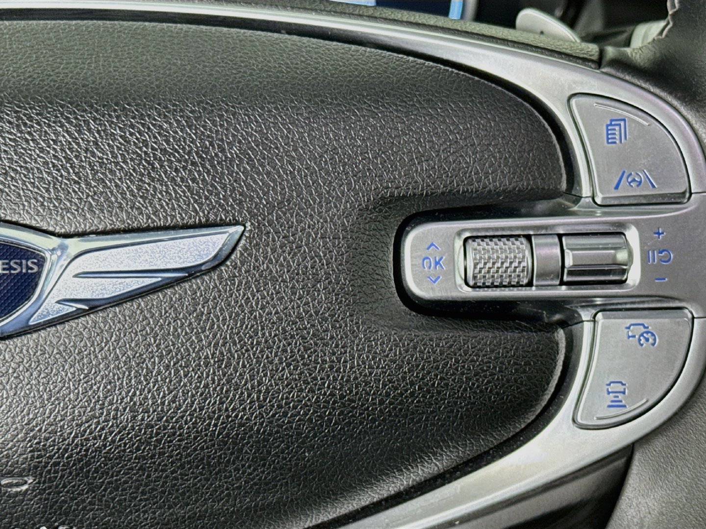 Used 2022 Genesis GV70 2.5T AWD/4WD image 12