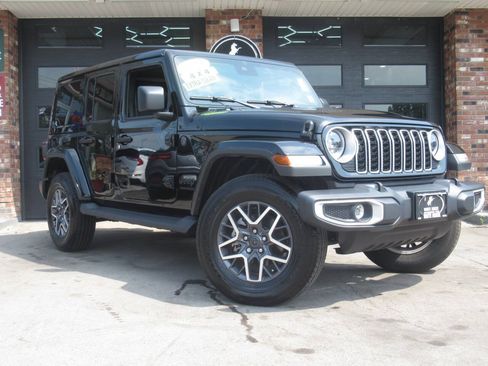 Used 2025 Jeep Wrangler Unlimited Sahara w/ Dual Top Group AWD/4WD image 2