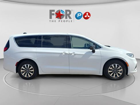 Used 2024 Chrysler Pacifica Limited FWD image 6