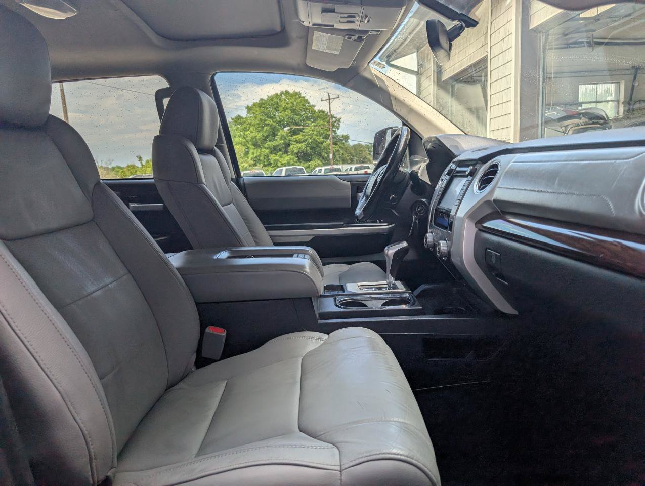 Used 2017 Toyota Tundra Limited w/ Limited Premium Package RWD image 24