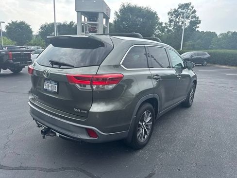 Used 2017 Toyota Highlander XLE AWD/4WD image 4