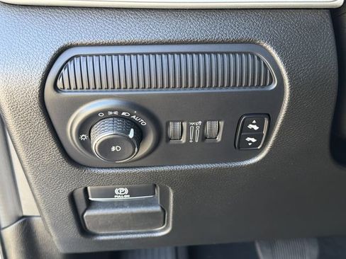 Used 2024 Jeep Wagoneer L Series II RWD image 13