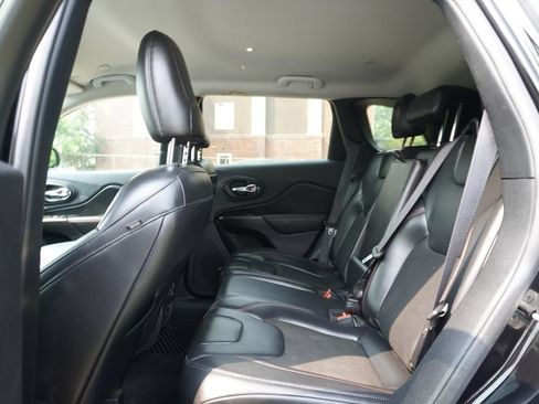 Used 2020 Jeep Cherokee Trailhawk w/ Cold Weather Group AWD/4WD image 4