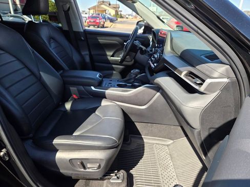 Used 2024 Toyota Highlander XLE image 17