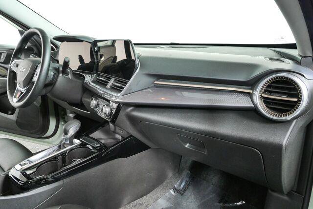 Used 2025 Chevrolet Trax ACTIV w/ Sunroof Package FWD image 22