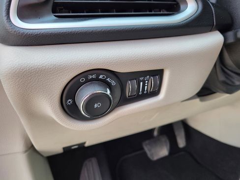 Used 2023 Chrysler Pacifica Touring-L FWD image 18