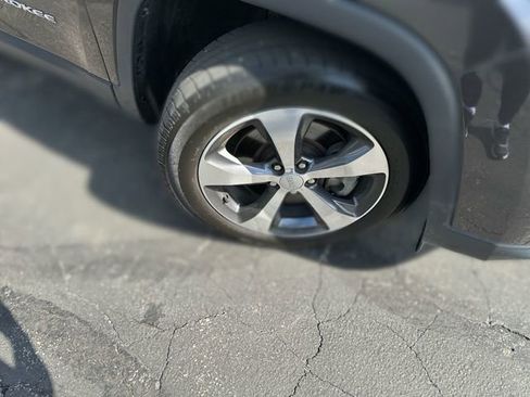 Used 2019 Jeep Cherokee Limited image 12