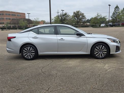 Used 2024 Nissan Altima 2.5 SV image 3