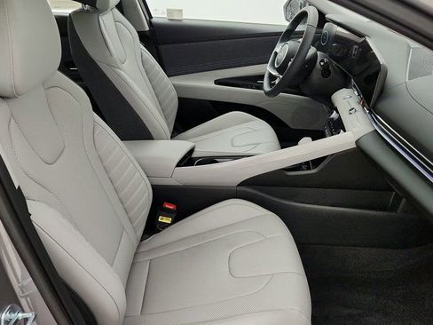 Used 2025 Hyundai Elantra Limited image 23