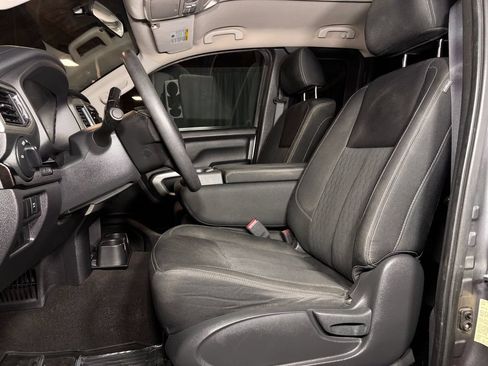 Used 2018 Nissan Titan SV AWD/4WD image 12