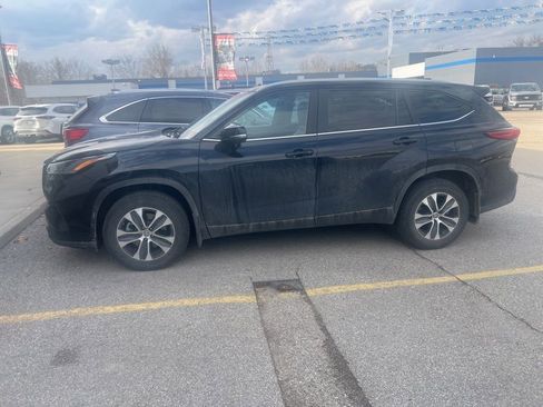 Used 2023 Toyota Highlander XLE image 17