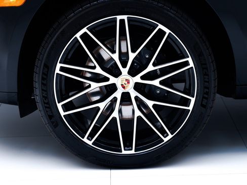 Certified 2026 Porsche Macan AWD/4WD image 12
