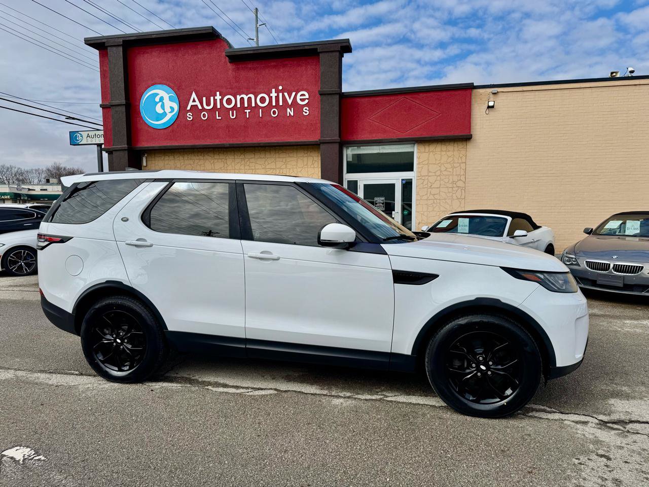 Used 2017 Land Rover Discovery SE AWD/4WD image 6